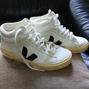 VEJA MINOTAUR LEATHER WHITE BLACK BUTTER